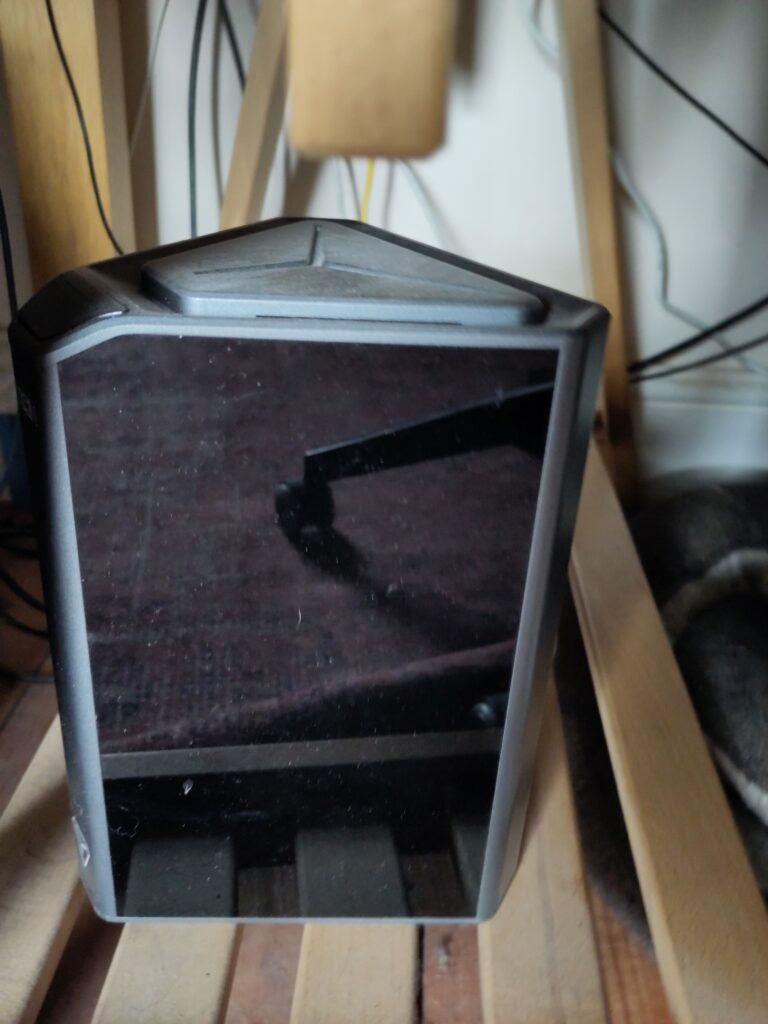 A smart triangular computer case